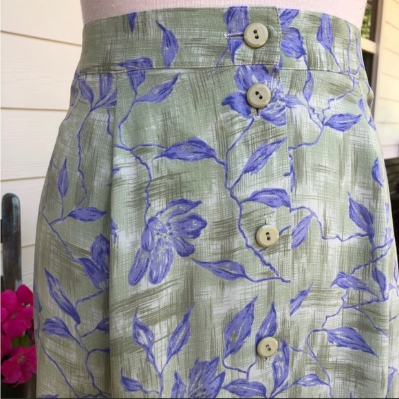 Beautiful rayon button down skirt by Sag Harbor. Light green with lilac flowers - Picture 2 of 3